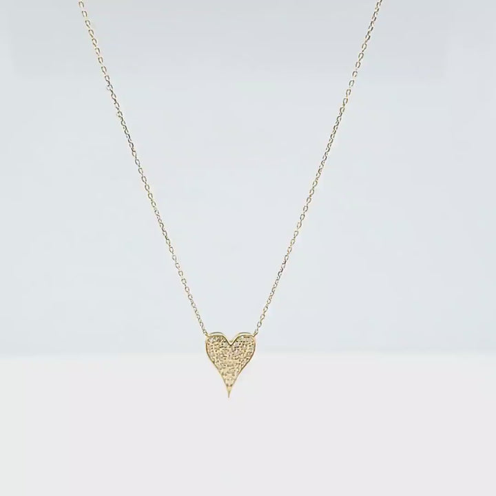 Collar alargado con corazón pavé